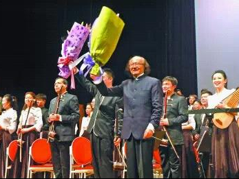 《泱泱国风》演出结束著名指挥家陈燮阳向观众致意