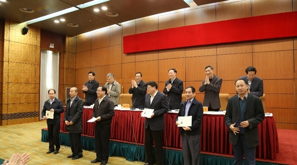 学员代表领取结业证书