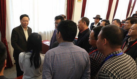 党组副书记、副部长杨志今与学员课下交流